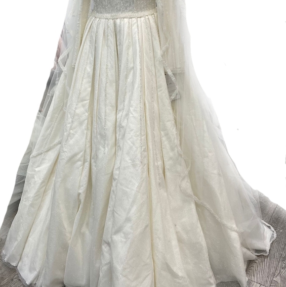 Modest wedding dress 👰 - Picture 4 of 6